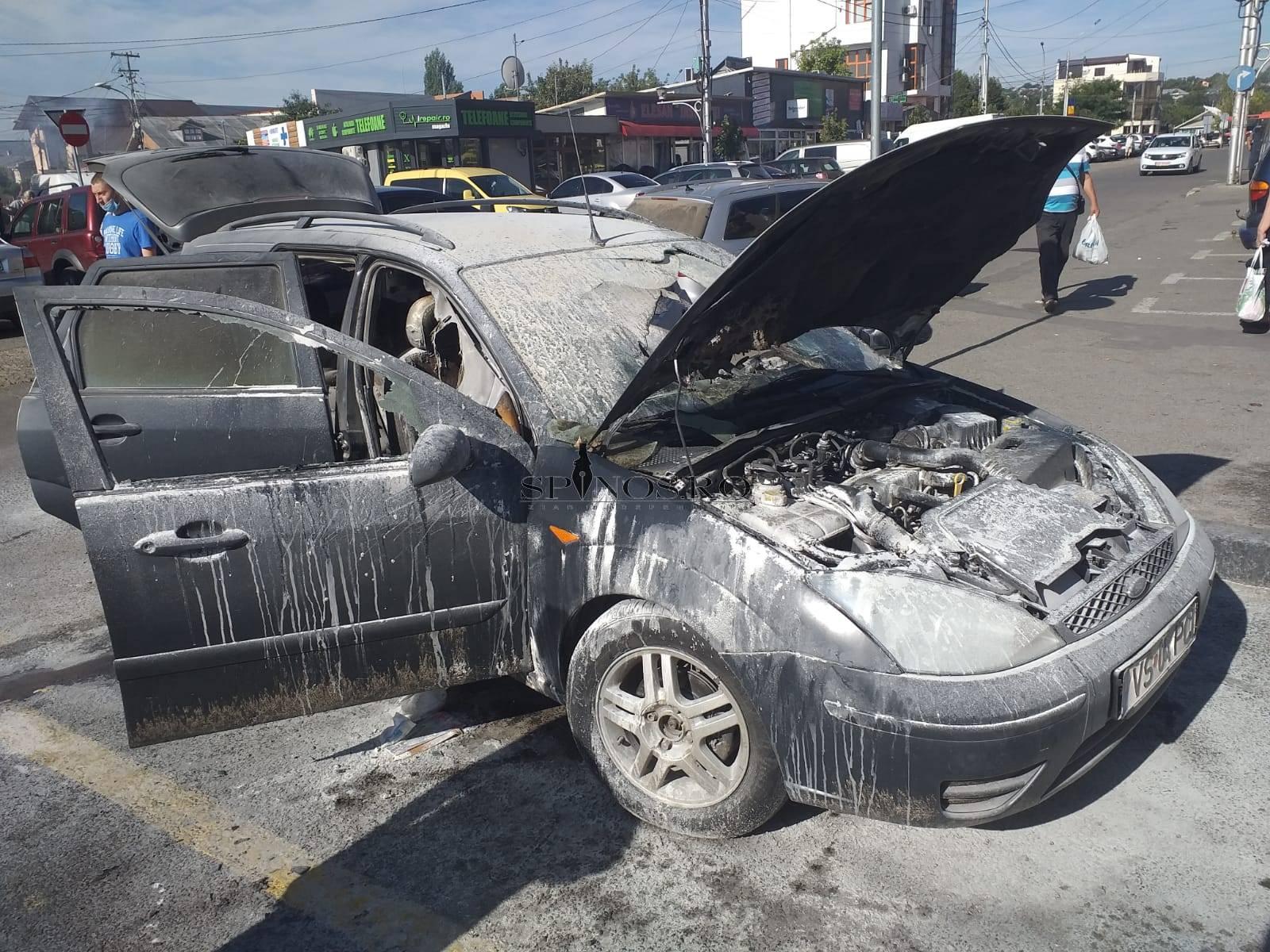 mașină, flăcări O mașină a fost cuprinsă de flăcări ( Foto)