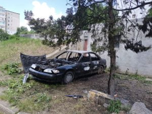 O mașină a ars ca o torță, în apropierea unui , ISU Vaslui O mașină a ars ca o torță în apropierea unui supermarket bârlădean ( Foto)