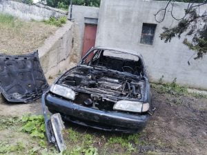 O mașină a ars ca o torță 