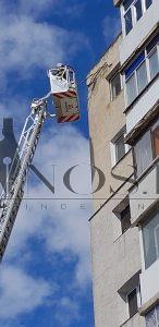 Pompierii bârlădeni solicitați să degajeze tencuiala instabilă a unui bloc Pompierii bârlădeni solicitați să degajeze tencuiala instabilă a unui bloc ( Foto)