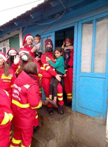 Voluntarii SMURD au devenit ajutoarele lui Moș Crăciun, ISU Vaslui Voluntarii SMURD au devenit ajutoarele lui Moș Crăciun ( Foto)