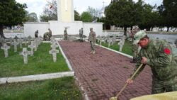 Militarii bârlădeni nu au uitat de mormintele eroilor necunoscuți Militarii bârlădeni nu au uitat de mormintele eroilor necunoscuți ( Foto)