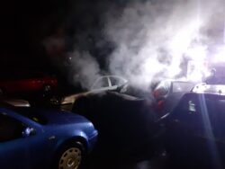 O mașină a fost incendiată cu bună știință într-o parcare din Bârlad O mașină a fost incendiată cu bună știință într-o parcare din Bârlad ( Foto)