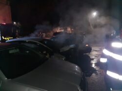 O mașină a fost incendiată cu bună știință într-o parcare din Bârlad O mașină a fost incendiată cu bună știință într-o parcare din Bârlad ( Foto)