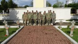 Militarii bârlădeni nu au uitat de mormintele eroilor necunoscuți Militarii bârlădeni nu au uitat de mormintele eroilor necunoscuți ( Foto)