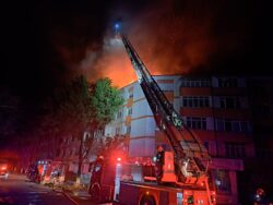 Incendiu de proporții la Bârlad:120 de persoane au fost evacuate,220 s-au autoevacuat Incendiu de proporții la Bârlad:120 de persoane au fost evacuate, 220 s-au autoevacuat