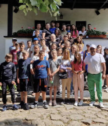 50 de elevi din comuna vasluiană Pogana au îmbinat utilul cu plăcutul într-o excursie tematică 50 de elevi din comuna vasluiană Pogana au îmbinat utilul cu plăcutul într-o excursie tematică
